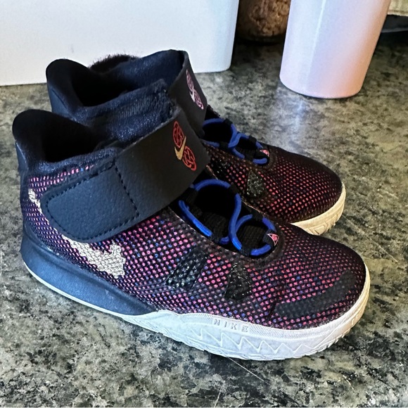 kyrie tennis shoes nike